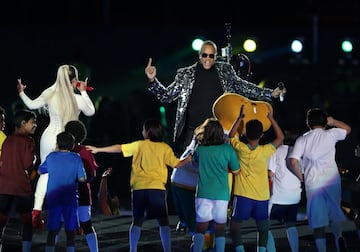 En la ceremonia de inauguración de la Copa América, cada país está representado, no solo por los trajes típicos, sino  por un niño con el uniforme de cada selección. Ha sido un espectáculo lleno de luces y donde los niños fueron los protagonistas. Karol G yLeo Santana durante su actuación.