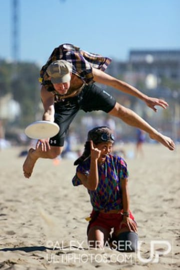 Los jugadores no pueden caminar ni correr mientras tengan el disco en las manos. El Ultimate es distinguido por su principio del "Espíritu de Juego", su alto rendimiento y la alegría del juego. El ultimate recoge elementos del fútbol, del baloncesto y del fútbol americano, sustituyendo el balón por un disco volador (frisbee). Una de sus características más llamativas es la ausencia de un árbitro, el deporte se regula por el espíritu deportivo de cada jugador y equipo. Sus orígenes se remontan al ámbito universitario estadounidense de los años 60, introduciéndose en Europa a principios de los años 80. A nivel mundial se estima que hay unos 300 000 jugadores distribuidos en aproximadamente 5000 equipos.