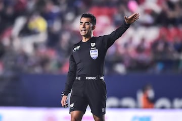 Adonai Escobedo durante un partido de la Liga MX.