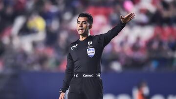 Adonai Escobedo durante un partido de la Liga MX.