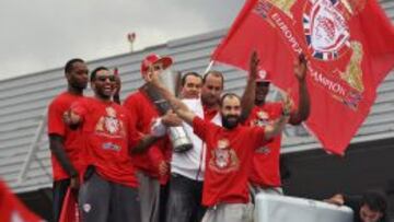 UN L&Iacute;DER. Spanoulis, con los brazos en alto en se&ntilde;al de victoria, celebr&oacute; ayer el t&iacute;tulo en Atenas.