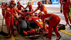 Mechanics help Ferrari&#039;s German driver Sebastian Vettel during the second practice session at the Yas Marina circuit on November 23, 2018, in Abu Dhabi, ahead of the Abu Dhabi Formula One Grand Prix. (Photo by Andrej ISAKOVIC / AFP)