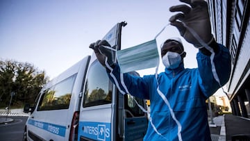 Rome (Italy), 06/04/2020.- A worker of the INTERSOS humanitarian aid association as they assist homeless people outside the Tiburtina train station during the emergency blockade of the Coronavirus Covid-19 in Rome, Italy, 06 April 2020. INTERSOS was found