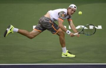 El alemán Jan-Lennard Struff en acción ante el australiano Thanasi Kokkinakis durante un partido por Indian Wells.