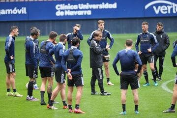 Jagoba Arrasate se dirige a sus jugadores durante un entrenamiento de Osasuna.