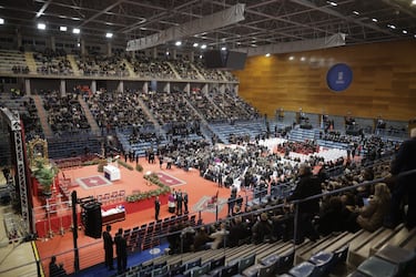 Interior del Palacio de Deportes Carolina Marín, donde ha transcurrido la misa funeral en memoria de las 45 personas fallecidas en el accidente ferroviario de Adamuz.