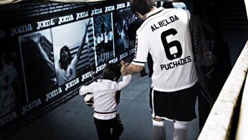 Albelda, con su hijo David, en el t&uacute;nel de vestuarios en el &uacute;ltimo partido que disput&oacute; el capit&aacute;n en Mestalla.  