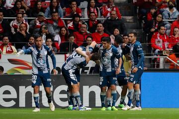Jugadores del Pachuca festejan un gol en contra del Toluca.