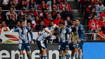 MEX8210. TOLUCA (MÉXICO), 27/10/2022.- Jugadores del Pachuca celebran un gol anotado al Toluca, durante el juego de ida de la final del torneo Apertura 2022 de la Liga MX, en el estadio Nemesio Diez de Toluca, Estado de México (México). EFE/Alex Cruz