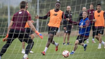 Williams, con su amigo Muniain durante la sesi&oacute;n de entrenamiento de ayer en Lezama.