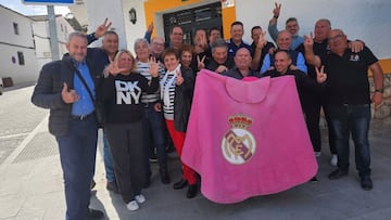 Los peñistas posan junto a los padres de Fede Valverde.