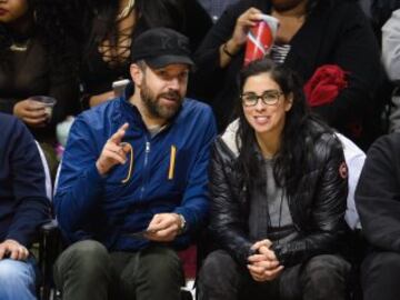 Los actores Jason Sudeikis y Sarah Silverman en el Staples Center durante el Clippers-Nuggets.