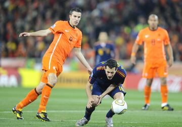 Al minuto de arrancar la final se vio cómo Holanda se iba a olvidar del balón e iba a buscar el cerramiento por tierra, mar y aire de los dominios de Stekelenburg: Van Persie cometió una durísima entrada sobre Busquets que Howard Webb, muy permisivo a lo largo de todo el encuentro, sólo señaló como falta. Arrancaba una final muy dura.