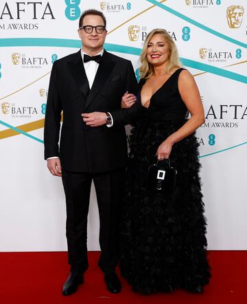 Brendan Fraser y Jeanne Moore posan a su llegada a los Premios de Cine de la Academia Británica de Cine y Televisión (BAFTA) de 2023 en el Royal Festival Hall de Londres, Gran Bretaña. 