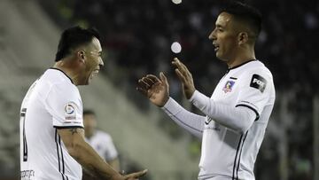El jugador de Colo Colo Esteban Paredes, izquierda, celebra su gol contra Curico Unido