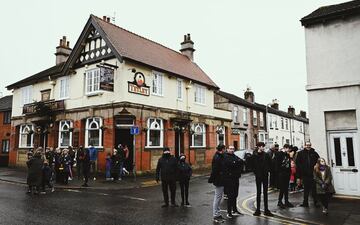 Debido a la nueva cepa del Coronavirus en Reino Unido su Primer ministro, Boris Johnson, decretó nivel 4 de alerta. Esto implica que los habitantes de los territorios afectados "deben permanecer en casa". Pero los habitantes de Crosby, un área suburbana en Sefton, Merseyside, y seguidores del Marine F.C. se saltaron dicho confinamiento para recibir al conjunto dirigido por Mourinho antes del encuentro de la FA Cup. Los Spurs vencieron 0-5 gracias a los goles de Carlos Vinícius (3), Lucas Moura y Devine. 