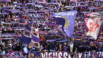 Florence (Italy), 03/09/2022.- Fiorentina's supporters cheer for their team during the Italian serie A soccer match ACF Fiorentina vs FC Juventus at Artemio Franchi Stadium in Florence, Italy, 3 September 2022. (Italia, Florencia) EFE/EPA/CLAUDIO GIOVANNINI
