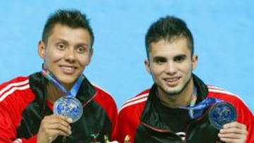 Los mexicanos Iv&aacute;n Garc&iacute;a y Germ&aacute;n S&aacute;nchez presumen su medalla de plata.