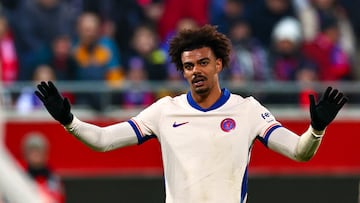 Renato Veiga durante un partido del Chelsea en la Conference League, temporada 24-25