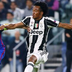 Cuadrado brilla en la goleada de la Juventus ante el Barcelona