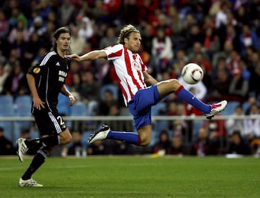 En el Atlético de Madrid, Forlán militó entre 2007 y 2011, y vivió su etapa más laureada. Ganó su segunda Bota de Oro en 2009 con 32 goles, y fue el héroe de la Europa League 2010, marcando los dos goles en la final ante el Fulham. También conquistó la Supercopa de Europa ese mismo año. En total, anotó 96 goles en 198 partidos oficiales con los colchoneros.
