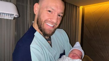 Imagen de Conor McGregor junto a su tercer hijo, Rian.