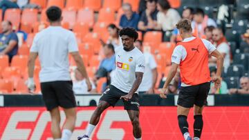 VALENCIA, 24/09/2024.- El defensa portugués del Valencia CF Thierry Correia calienta antes del encuentro correspondiente a la séptima jornada de LaLiga EA Sports que enfrenta al Valencia CF y al Osasuna en el estadio de Mestalla en Valencia, este martes. EFE/ Biel Aliño