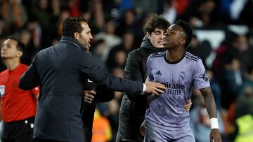 El delantero brasileño del Real Madrid Vinicius Jr. y el entrenador del Valencia Rubén Baraja (i) al término del partido correspondiente a la jornada 27 de Primera División que Valencia y Real Madrid disputan hoy sábado en el estadio de Mestalla, en Valencia.