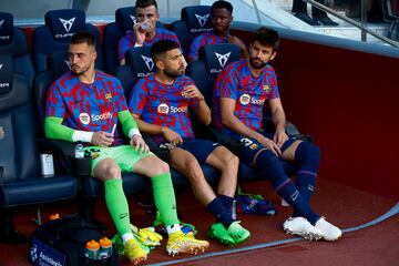 Arnau Tenas, Jordi Alba y Piqué.