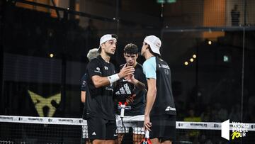 Galán y Lebrón se felicitan tras derrotar a Tapia (tapado) y Coello, detrás.