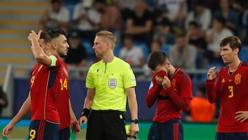 Batumi (Georgia), 08/07/2023.- Abel Ruiz (L), Aitor Paredes (2nd-L), Alex Baena (2nd-R) and Juan Miranda (R) of Spain chat with referee during the UEFA Under-21 Championship final match between England and Spain in Batumi, Georgia, 08 July 2023. (España) EFE/EPA/YURI KOCHETKOV
