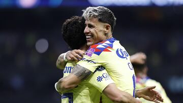 MEX1941. CIUDAD DE MÉXICO (MÉXICO), 13/03/2024.- Alejandro Zendejas (i)y Cristian Calderón (d) del América celebran un gol anotado al Guadalajara este miércoles durante un partido de vuelta de los octavos de final de la Copa de Campeones de la Concacaf en el estadio Azteca la Ciudad de México (México). EFE/Sáshenka Gutiérrez
