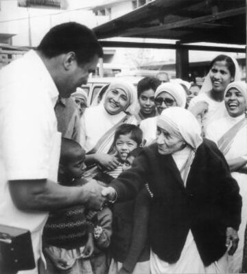 Muhammad Ali con Teresa de Calcuta. 