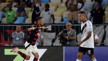 Soccer Football - Brasileiro Championship - Flamengo v Vasco da Gama - Estadio Maracana, Rio de Janeiro, Brazil - September 21, 2025 Flamengo's Jorge Carrascal celebrates scoring their first goal REUTERS/Sergio Moraes