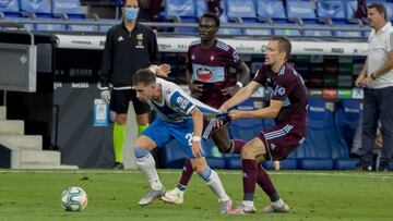 Filip Bradaric agarra a Adri&aacute;n Embarba, delante de Pione Sisto, durante el partido entre el Espanyol y el Celta.