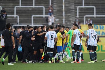 Agentes brasileños interrumpen el partido. 