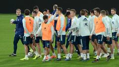 El seleccionador Robert Moreno encabeza el entrenamiento de la Selecci&oacute;n.