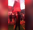 Bengalas y canticos: el festejo de los hinchas de Liverpool tras ganar la Premier