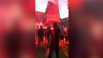 Bengalas y cánticos de los fans del Liverpool para celebrar en Anfield una Premier histórica