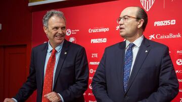 GRAF5301. SEVILLA (ESPA&Ntilde;A), 29/04/2018.- El presidente del Sevilla FC. Jos&eacute; Castro (d), y el t&eacute;cnico Joaqu&iacute;n Caparr&oacute;s durante la rueda de prensa donde este &uacute;ltimo ha sido presentado como nuevo entrenador del Sevil