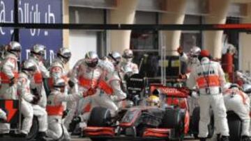 El equipo McLaren durante un respostaje en un Gran Premio