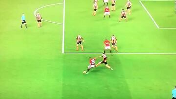 Twitter se mofa de Valencia por usar su pierna izquierda