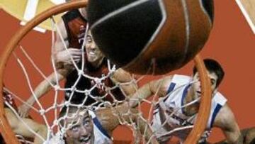 <b>MUCHA LUCHA. </b>El partido Tau-Real Madrid resultó tremendamente intenso pese a que acaban de comenzar la temporada.