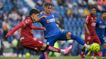 Atlas' defender Jose Lozano (L) and Cruz Azul's forward Uriel Antuna fight for the ball during the Mexican Clausura tournament football match between Cruz Azul and Atlas at the Ciudad de los Deportes stadium in Mexico City on April 21, 2024. (Photo by Yuri CORTEZ / AFP)
