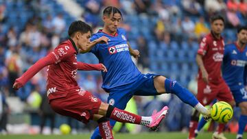 Atlas' defender Jose Lozano (L) and Cruz Azul's forward Uriel Antuna fight for the ball during the Mexican Clausura tournament football match between Cruz Azul and Atlas at the Ciudad de los Deportes stadium in Mexico City on April 21, 2024. (Photo by Yuri CORTEZ / AFP)