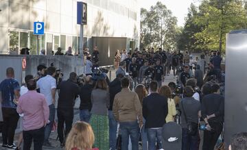 La plantilla de los Dragones Azules estuvo en el Hospital CUF de Oporto visitando a su portero Iker Casillas.