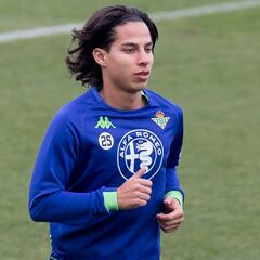 Diego Lainez se queda en la banca en el juego del Betis