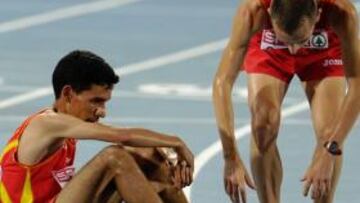 <b>CON EL ÁNIMO POR LOS SUELOS. </b>Lamdassem y Castillejo se derrumbaron tras cruzar la meta.