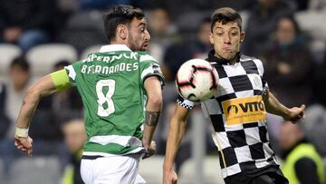 Porto (Portugal), 09/03/2019.- Boavista's player Edu Machado (R) vies for the ball with Sporting's player Bruno Fernandes during their Portuguese First League soccer match held at Bessa Sec. XXI Stadium, in Porto, Portugal, 09 March 2019. EFE/EPA/FERNANDO VELUDO