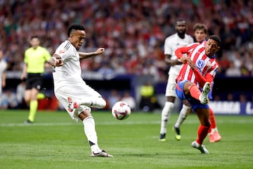 1-0. Falta ensayada. Vinicius la pone al segundo palo, Militao baja el balón, dispara de volea con la derecha,  desvía Marco Llorente y termina superando a Jan Oblak.